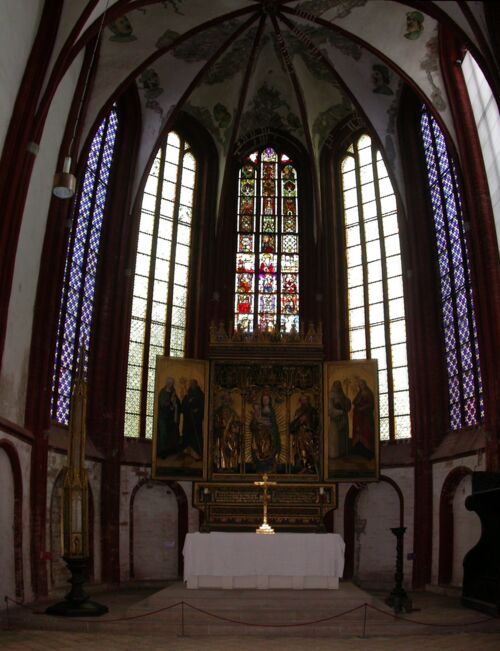 Altar, im Hintergrund Buntglasfenster